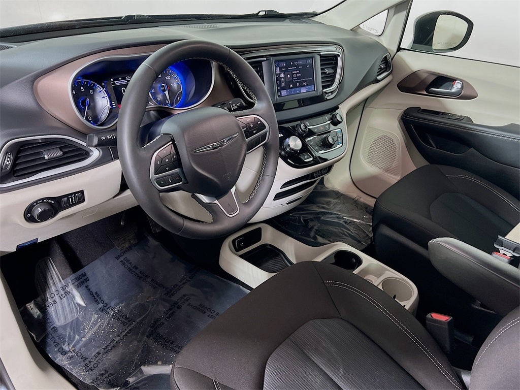 2024 Chrysler Voyager LX