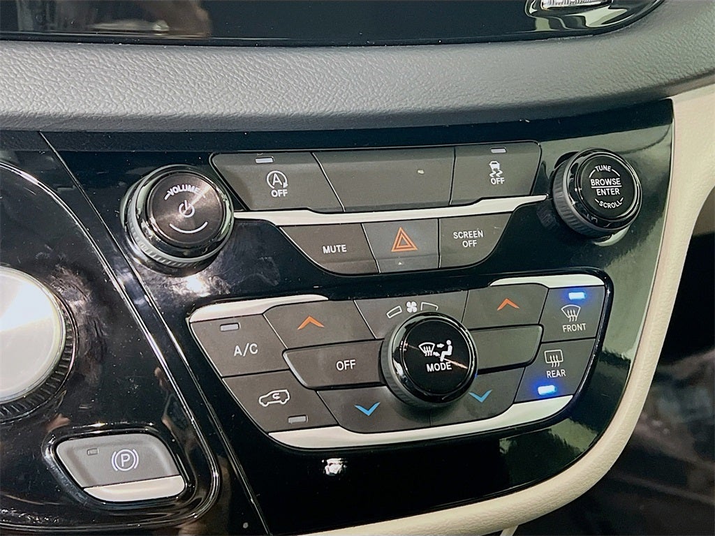 2024 Chrysler Voyager LX