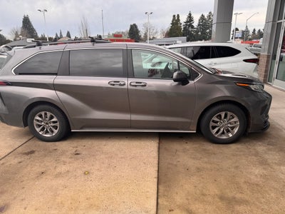 2022 Toyota Sienna LE 8 Passenger