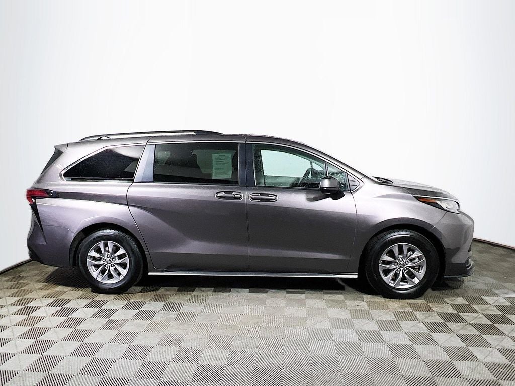 2022 Toyota Sienna LE 8 Passenger