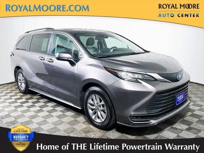 2022 Toyota Sienna LE 8 Passenger