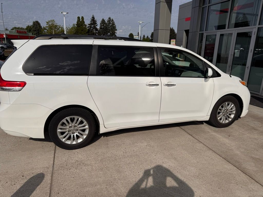 2014 Toyota Sienna XLE 8 Passenger