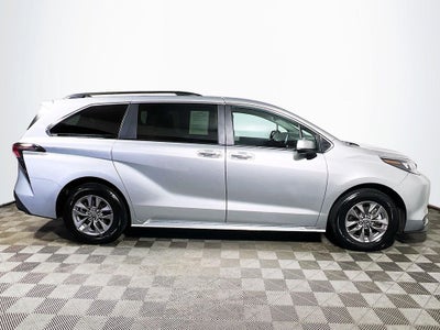 2025 Toyota Sienna XLE 8 Passenger